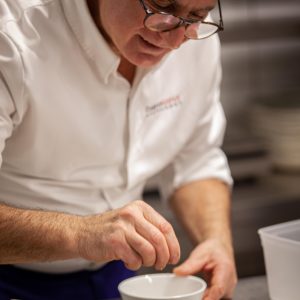 le-chef-Pascal Chollet-en-cuisine-restaurant-avenue-carnot-bordeaux